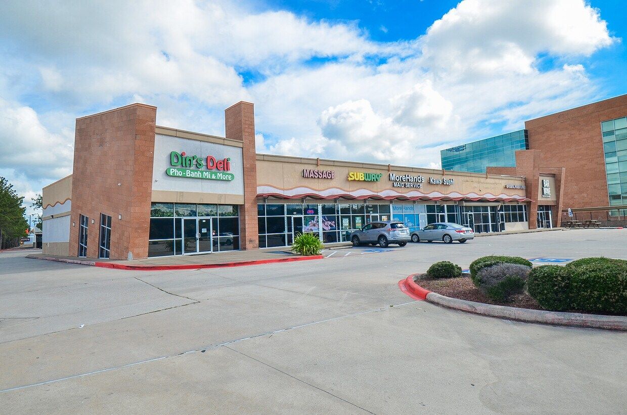 Gessner Plaza retail center on Beltway 8
