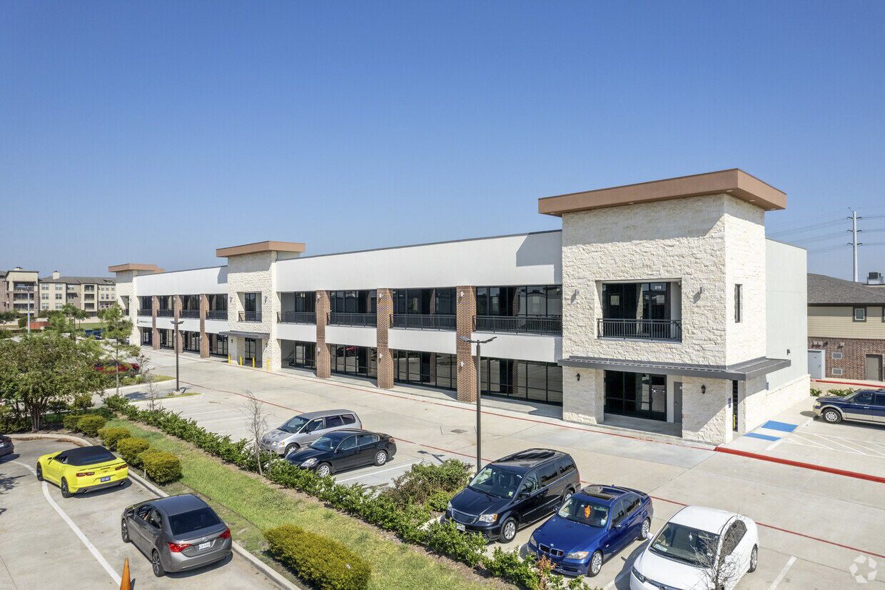 Two-story Primeline Pro retail and office building in Pearland